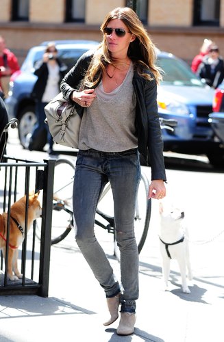 Gisele Bündchen kept it casual (and cool) when she sported ripped skinny jeans with gray booties, a black leather jacket, and aviator sunglasses in NYC.
Gisele Bündchen kept it casual (and cool) when she sported ripped skinny jeans with gray booties, a black leather jacket, and aviator sunglasses in NYC.