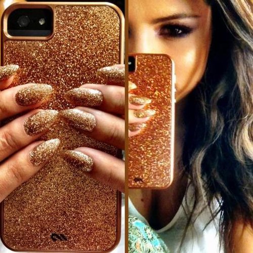 Selena Gomez showed off her sparkly gold iPhone case and matching manicure.
Source: Twitter user selenagomez
Selena Gomez showed off her sparkly gold iPhone case and matching manicure.
Source: Twitter user selenagomez