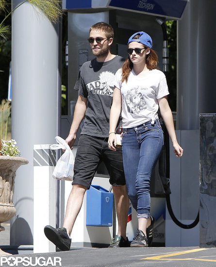 Robert Pattinson and Kristen Stewart visited a convenience store.
Robert Pattinson and Kristen Stewart visited a convenience store.