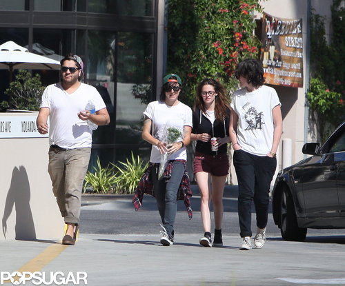 Kristen Stewart grabbed pizza with friends in Woodland Hills.
Kristen Stewart grabbed pizza with friends in Woodland Hills.