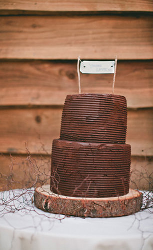 For the couple that loves chocolate, this two-layered, rustic-style cake is all about the bare minimum, and we mean that in a good way.
Photo by Bayly & Moore via 100 Layer Cake
For the couple that loves chocolate, this two-layered, rustic-style cake is all about the bare minimum, and we mean that in a good way.
Photo by Bayly & Moore via 100 Layer Cake