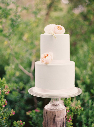 It doesn't take much (just some peonies on a standard design) to get us in full cake-crush mode.
Photo by S. Leishman Photography via Style Me Pretty
It doesn't take much (just some peonies on a standard design) to get us in full cake-crush mode.
Photo by S. Leishman Photography via Style Me Pretty