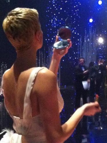 Charlize Theron took some time out to reapply her lipstick at an event.
Source: Twitter user CharlizeAfrica
Charlize Theron took some time out to reapply her lipstick at an event.
Source: Twitter user CharlizeAfrica