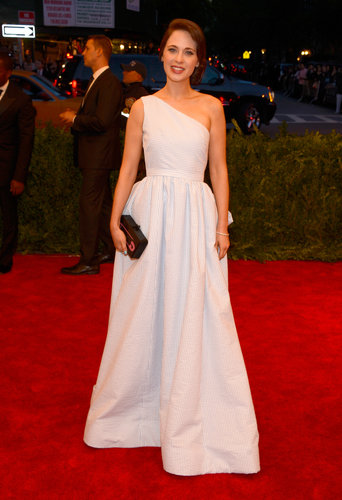 Zooey Deschanel was feminine in a one-shouldered seersucker Tommy Hilfiger gown, Forevermark diamonds, Jimmy Choo sandals, and a cheeky safety pin clutch.
Zooey Deschanel was feminine in a one-shouldered seersucker Tommy Hilfiger gown, Forevermark diamonds, Jimmy Choo sandals, and a cheeky safety pin clutch.