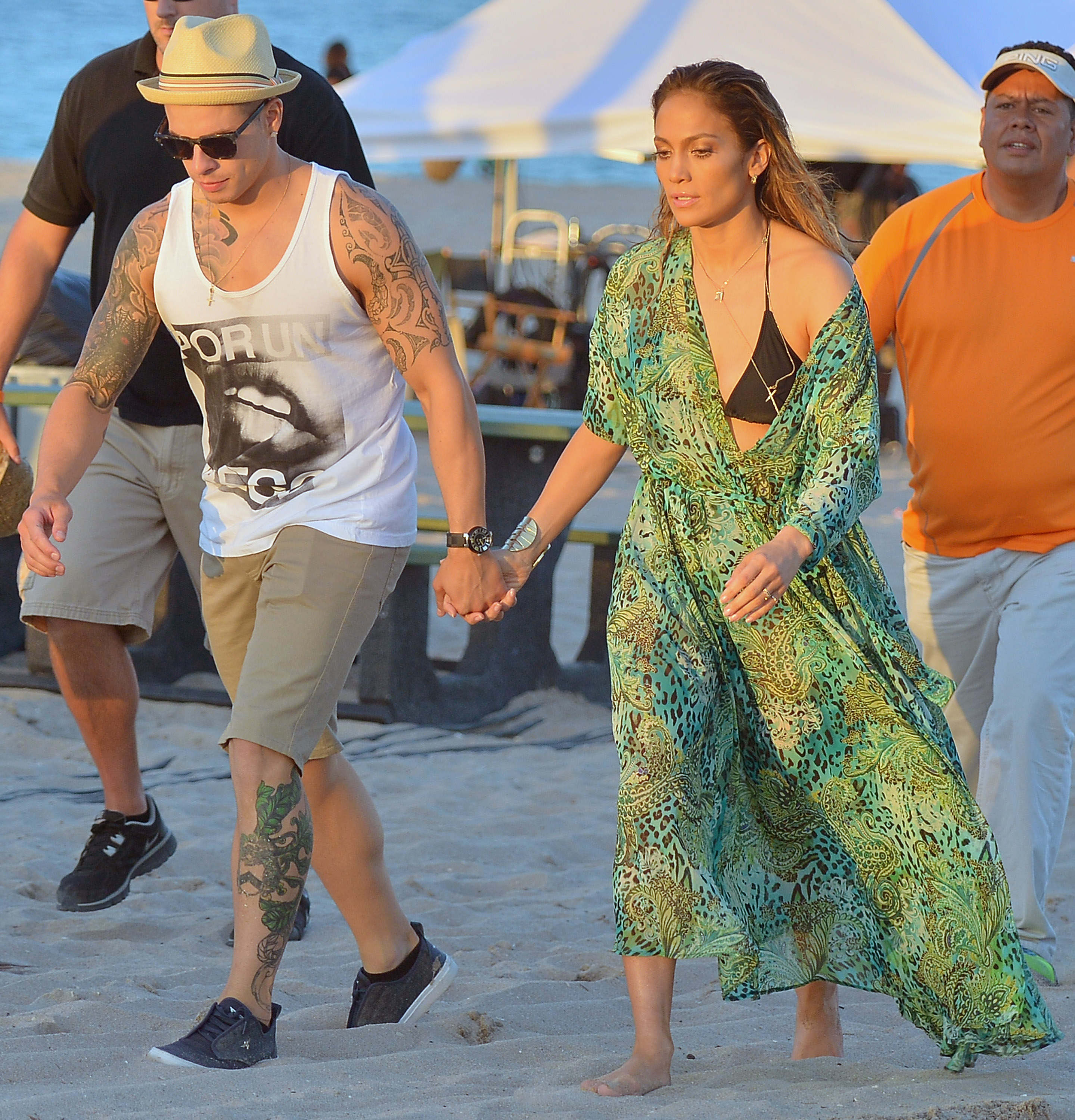 While shooting a music video on a beach in Fort Lauderdale, Jennifer Lopez created a sexy pairing: a black triangle bikini topped with a green printed maxi dress.
While shooting a music video on a beach in Fort Lauderdale, Jennifer Lopez created a sexy pairing: a black triangle bikini topped with a green printed maxi dress.