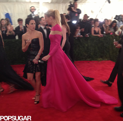 Gwyneth Paltrow chatted with pal Jessica Seinfeld — and actually handed Jessica a table card!
Gwyneth Paltrow chatted with pal Jessica Seinfeld — and actually handed Jessica a table card!
