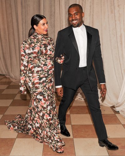 Kim Kardashian could not keep her eyes off Kanye West as they made their way to dinner at the Met Gala.
Source: Billy Farrell/BFANYC.com
Kim Kardashian could not keep her eyes off Kanye West as they made their way to dinner at the Met Gala.
Source: Billy Farrell/BFANYC.com