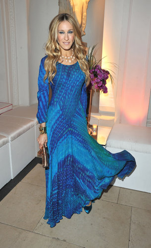 For the UK premiere of Sex and the City 2, Parker covered up in a long-sleeved, ocean-blue maxi dress accessorized with coordinating satin pumps and cascading mermaid waves.
For the UK premiere of Sex and the City 2, Parker covered up in a long-sleeved, ocean-blue maxi dress accessorized with coordinating satin pumps and cascading mermaid waves.