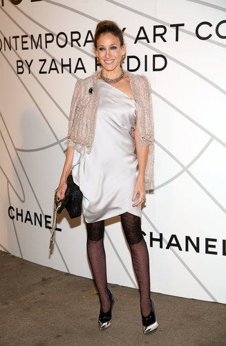 Daisy Buchanan would have been proud of the Roaring 20s-inspired ensemble SJP donned at the 2008 Chanel Mobile Art soiree in NYC. From her silk slip dress and cropped Chanel topper to her printed tights and futuristic booties, this asymmetrical look was spot on with the années folles.
Daisy Buchanan would have been proud of the Roaring 20s-inspired ensemble SJP donned at the 2008 Chanel Mobile Art soiree in NYC. From her silk slip dress and cropped Chanel topper to her printed tights and futuristic booties, this asymmetrical look was spot on with the années folles.