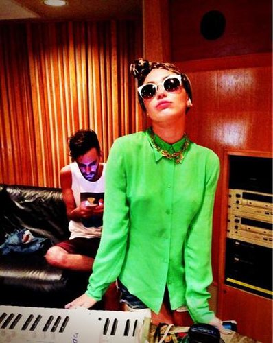 Miley Cyrus hit the recording studio.
Source: Twitter user MileyCyrus
Miley Cyrus hit the recording studio.
Source: Twitter user MileyCyrus