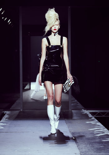 A look from the JW Anderson for Versus collection.
Photo courtesy of Versace
A look from the JW Anderson for Versus collection.
Photo courtesy of Versace