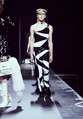 A look from the JW Anderson for Versus collection.
Photo courtesy of Versace
A look from the JW Anderson for Versus collection.
Photo courtesy of Versace