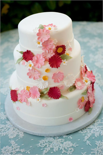 Reds, pinks, and whites aren't just for Valentine's Day. All three colors come together beautifully to make this one charming cake.
Photo by Shelly Kroeger Photography via Wedding Chicks
Reds, pinks, and whites aren't just for Valentine's Day. All three colors come together beautifully to make this one charming cake.
Photo by Shelly Kroeger Photography via Wedding Chicks