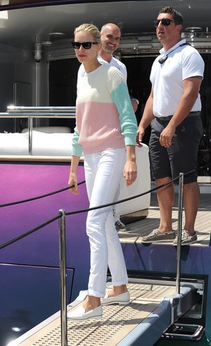While boarding a yacht in Cannes, Karolina Kurkova gave her white denim a preppy spin thanks to white loafers and a colorblocked sweater.
While boarding a yacht in Cannes, Karolina Kurkova gave her white denim a preppy spin thanks to white loafers and a colorblocked sweater.