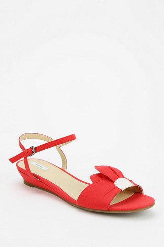 Taylor Swift types can pair Kimchi Blue's feminine ankle-strap flat ($39) with sundresses and skirts galore.
Taylor Swift types can pair Kimchi Blue's feminine ankle-strap flat ($39) with sundresses and skirts galore.