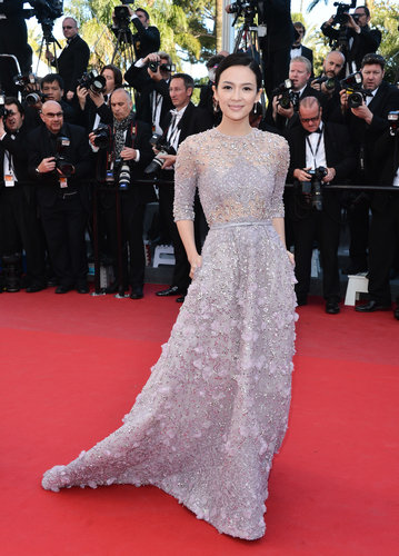 Zhang Ziyi picked a pale, gray lilac gown embellished with delicate beadwork and a skinny belt right at the waist.
Zhang Ziyi picked a pale, gray lilac gown embellished with delicate beadwork and a skinny belt right at the waist.