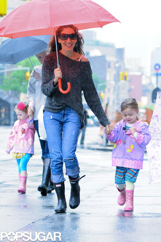 Sarah Jessica Parker walked her twins Tabitha and Loretta to school in the rain on Friday in NYC.
Sarah Jessica Parker walked her twins Tabitha and Loretta to school in the rain on Friday in NYC.