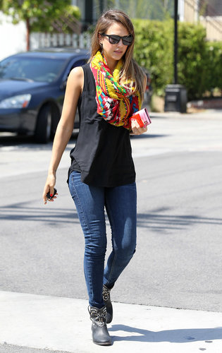 During a sunny day out in LA, Jessica Alba spiced up her basics with a colorful scarf with a fun print.
During a sunny day out in LA, Jessica Alba spiced up her basics with a colorful scarf with a fun print.