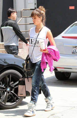 On another occasion, Jessica carried her hot-pink leather jacket while wearing a cool tomboy getup — a Lovers + Friends muscle tee and boyfriend jeans — with high-top sneakers.
On another occasion, Jessica carried her hot-pink leather jacket while wearing a cool tomboy getup — a Lovers + Friends muscle tee and boyfriend jeans — with high-top sneakers.