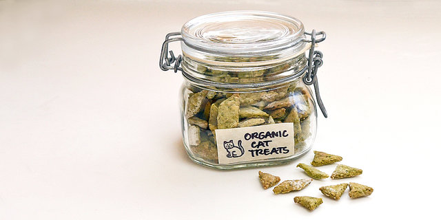 Homemade Organic Spinach and Chicken Cat Treats Homemade Organic Spinach and Chicken Cat Treats