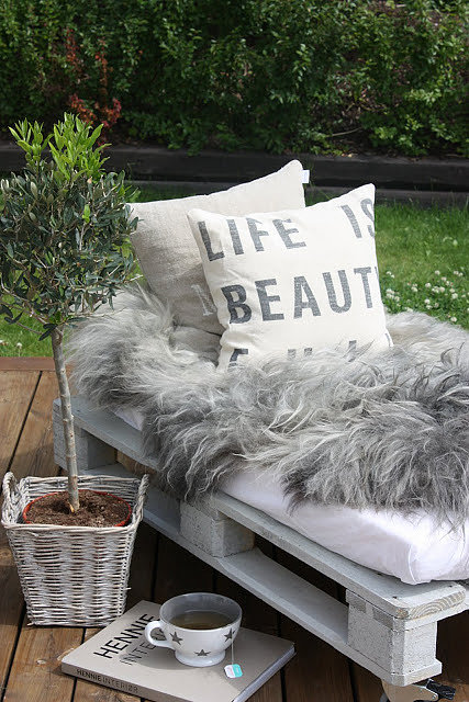 Upcycle Your Crib Mattress Into a DIY Pallet Bench Upcycle Your Crib Mattress Into a DIY Pallet Bench