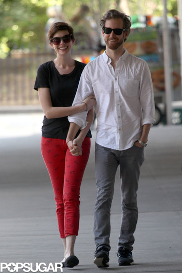 Anne Hathaway and Adam Shulman walked together in NYC.
Anne Hathaway and Adam Shulman walked together in NYC.