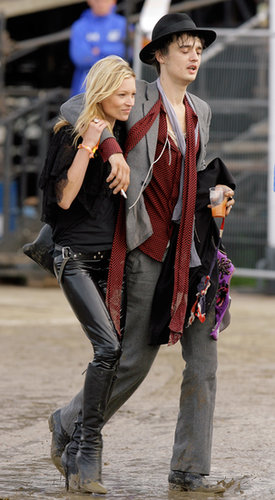 As a musician's main squeeze, Kate did her best rocker dressing. Not one to let something like mud slow her down, she stepped out in spiked booties and patent leather pants in 2007.
As a musician's main squeeze, Kate did her best rocker dressing. Not one to let something like mud slow her down, she stepped out in spiked booties and patent leather pants in 2007.