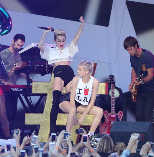Miley Cyrus danced with a female dancer during her performance.
Miley Cyrus danced with a female dancer during her performance.