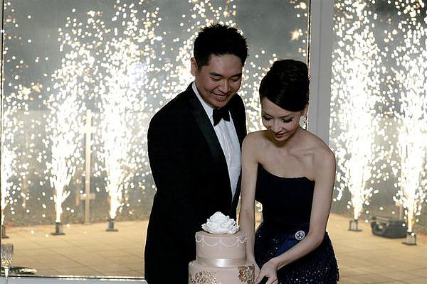 At this romantic Australian wedding the couple was surrounded by ground fireworks during the cake-cutting ceremony.
Photo by SugarLove Weddings via Style Me Pretty
At this romantic Australian wedding the couple was surrounded by ground fireworks during the cake-cutting ceremony.
Photo by SugarLove Weddings via Style Me Pretty