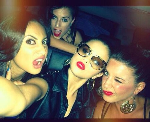 Selena Gomez snapped a selfie in the car with her girlfriends while heading to the Beyoncé show in LA.
Source: Twitter user selenagomez
Selena Gomez snapped a selfie in the car with her girlfriends while heading to the Beyoncé show in LA.
Source: Twitter user selenagomez