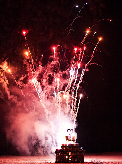 This 30-foot wedding-cake-shaped fireworks bonfire stole the show at a wedding near North Wales.
Photo by Nick Tucker via Snippet and Ink
This 30-foot wedding-cake-shaped fireworks bonfire stole the show at a wedding near North Wales.
Photo by Nick Tucker via Snippet and Ink
