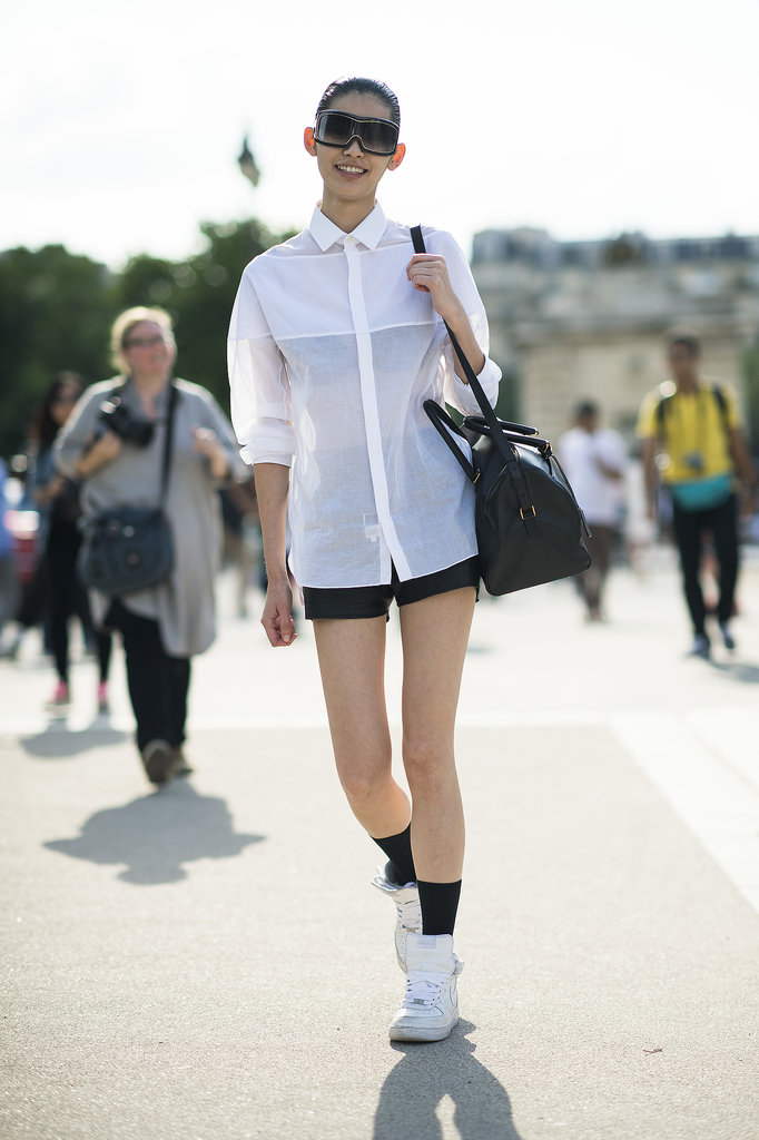 A white button-down shirt and shorts got an upgrade with visor shades and old-school kicks.
Source: Le 21ème | Adam Katz Sinding
A white button-down shirt and shorts got an upgrade with visor shades and old-school kicks.
Source: Le 21ème | Adam Katz Sinding