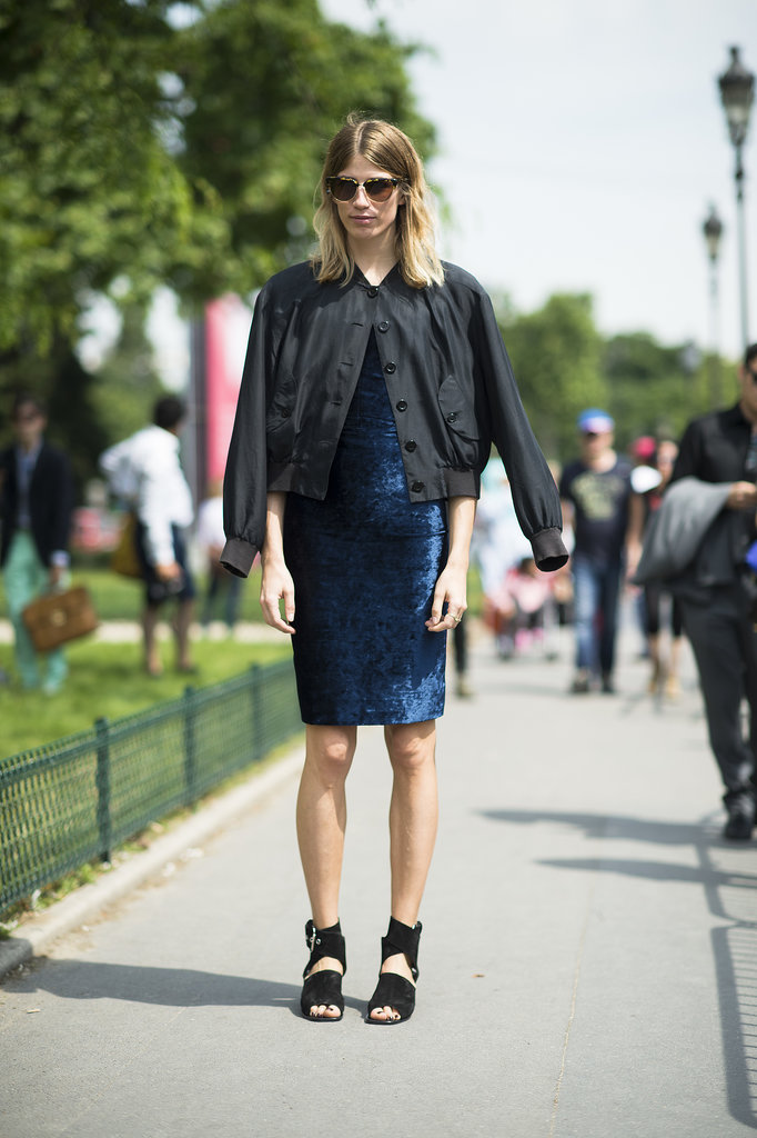 Rather than reaching for another black dress, this showgoer broke things up with a midnight blue option.
Source: Le 21ème | Adam Katz Sinding
Rather than reaching for another black dress, this showgoer broke things up with a midnight blue option.
Source: Le 21ème | Adam Katz Sinding