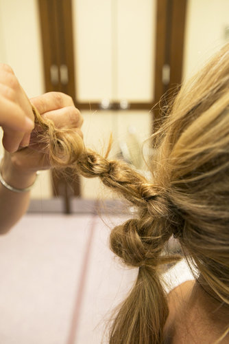 Continue to knot the hair tightly until you reach the end. Secure with an elastic.
Continue to knot the hair tightly until you reach the end. Secure with an elastic.