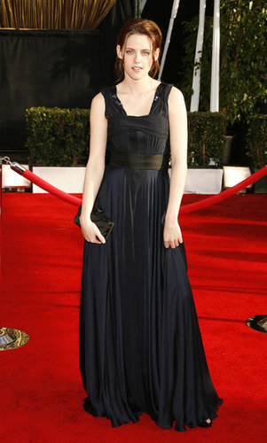 Stewart chose a draping navy gown, with black panel detail, for the 2008 Screen Actors Guild Awards.
Stewart chose a draping navy gown, with black panel detail, for the 2008 Screen Actors Guild Awards.
