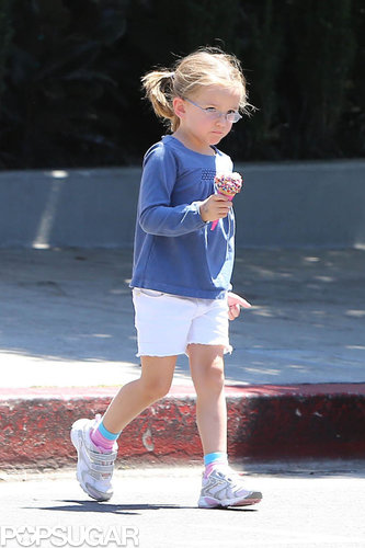 Jennifer Garner Takes Her Girls Out For Ice Cream Jennifer Garner Takes Her Girls Out For Ice Cream