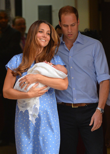 Catherine, Duchess of Cambridge, smiled as she and Prince William stepped out of the hospital with their newborn son.
Catherine, Duchess of Cambridge, smiled as she and Prince William stepped out of the hospital with their newborn son.
