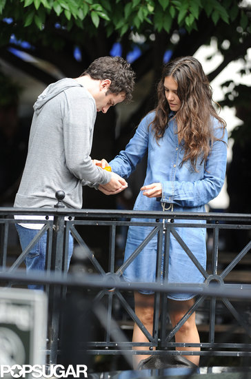Katie Holmes and Luke Kirby filmed a scene where they exchanged pills on the street on Tuesday.
Katie Holmes and Luke Kirby filmed a scene where they exchanged pills on the street on Tuesday.