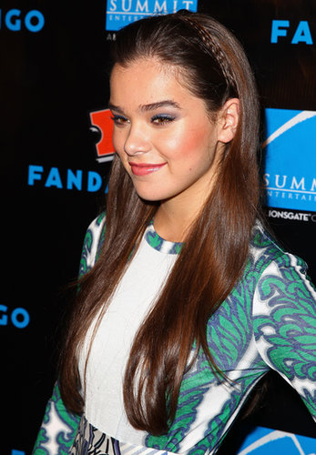 Hailee Steinfeld stepped out at Comic-Con with a tiny braid that started behind her ear and wore it as a headband — functional and cute!
Hailee Steinfeld stepped out at Comic-Con with a tiny braid that started behind her ear and wore it as a headband — functional and cute!