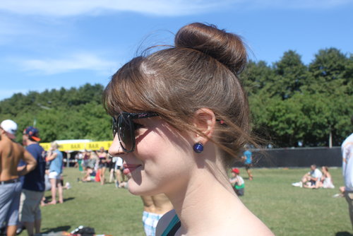 This topknot and bang combination spotted on Jessica is the ideal festival style to keep your neck cool.
This topknot and bang combination spotted on Jessica is the ideal festival style to keep your neck cool.
