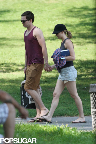Jennifer Lawrence Reads Mockingjay on a Sexy Park Date Jennifer Lawrence Reads Mockingjay on a Sexy Park Date