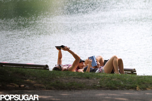 Jennifer Lawrence Reads Mockingjay on a Sexy Park Date Jennifer Lawrence Reads Mockingjay on a Sexy Park Date