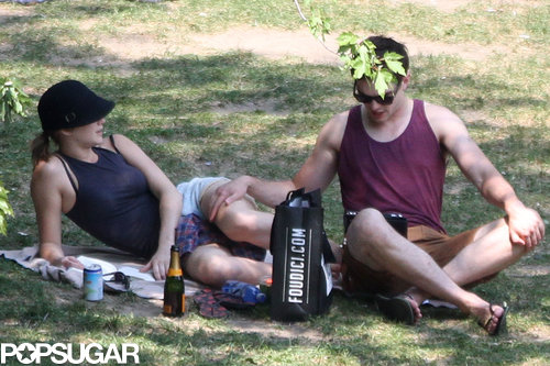 Jennifer Lawrence Reads Mockingjay on a Sexy Park Date Jennifer Lawrence Reads Mockingjay on a Sexy Park Date