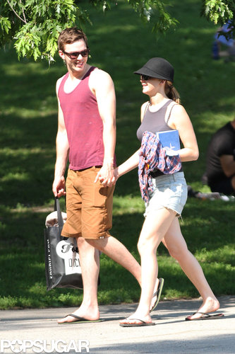 Jennifer Lawrence Reads Mockingjay on a Sexy Park Date Jennifer Lawrence Reads Mockingjay on a Sexy Park Date