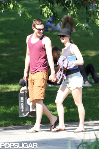 Jennifer Lawrence Reads Mockingjay on a Sexy Park Date Jennifer Lawrence Reads Mockingjay on a Sexy Park Date