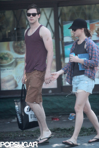 Jennifer Lawrence Reads Mockingjay on a Sexy Park Date Jennifer Lawrence Reads Mockingjay on a Sexy Park Date