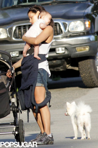Jenna Dewan carried her daughter, Everly Tatum, for a trip to the park in Canada.
Jenna Dewan carried her daughter, Everly Tatum, for a trip to the park in Canada.