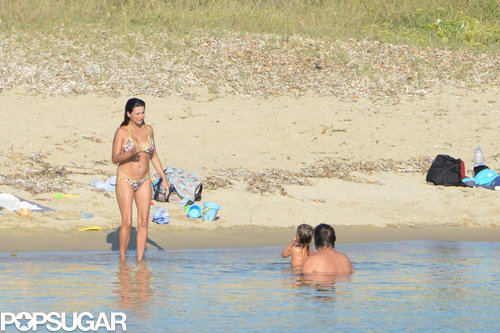 Penélope Cruz Brings Her Hot Bikini Body and New Baby to the Beach! Penélope Cruz Brings Her Hot Bikini Body and New Baby to the Beach!
