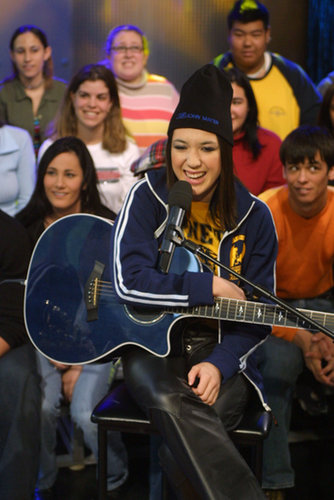 Michelle Branch gave Carson Daly a guitar lesson on TRL in 2002.
Michelle Branch gave Carson Daly a guitar lesson on TRL in 2002.