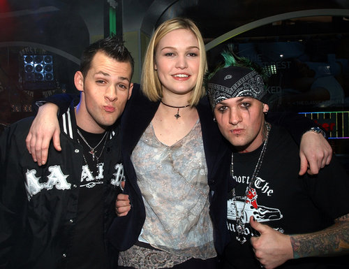 Julia Stiles posed with the guys of Good Charlotte on TRL in 2003.
Julia Stiles posed with the guys of Good Charlotte on TRL in 2003.